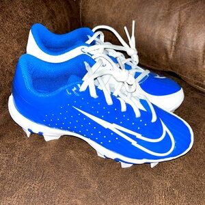 Selling size 4 Nike brand boys baseball cleats.